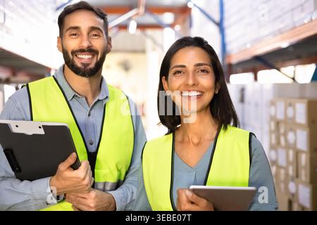 Lagerarbeiter posieren für ein professionelles Porträt im Lager Stockfoto