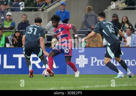 Seattle, WA, USA. April 2026. Der FC Dallas Stürmer Santiago Moreno (10) dribbelt den Ball mit dem Druck von Hassani Dotson (31) von Seattle Sounders FC und Alex Roldan (16) in der zweiten Hälfte eines Major League Soccer-Spiels im Lumen Field. Nate Koppelman / Alamy Live News Stockfoto
