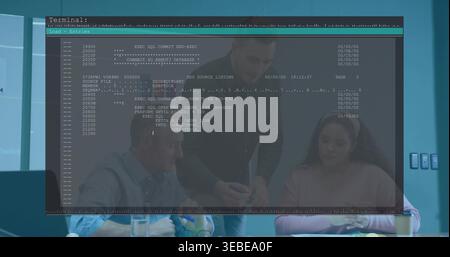 Leadership im Blazer führt das Team an einem Glas-Meeting-Tisch und überprüft SQL-Overlay und Dokumente Stockfoto