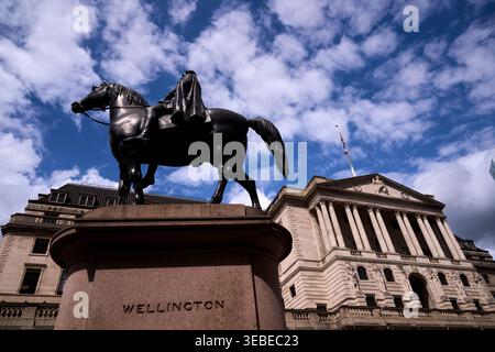 Aktenfoto vom 08/25 der Bank of England in der City of London. Die politischen Entscheidungsträger der Bank of England werden bei ihrem Treffen nächste Woche die Zinsen "fast sicher" bei 3,75% halten, obwohl der Iran-Krieg die Lebenshaltungskosten in die Höhe treibt, sagten Ökonomen. Ausgabedatum: Sonntag, 26. April 2026. Stockfoto