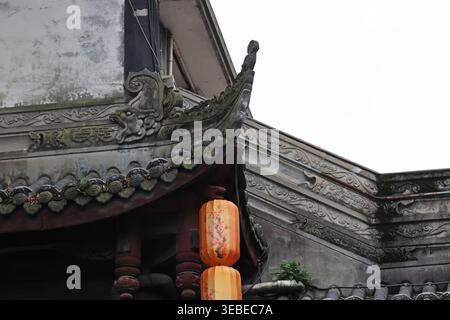 Chiwen (hornloser Drachenmund) ist ein Dachschmuck auf dem traditionellen, alten chinesischen Dach in der Jinli Ancient Street, Chengdu, Sichuan, China Stockfoto
