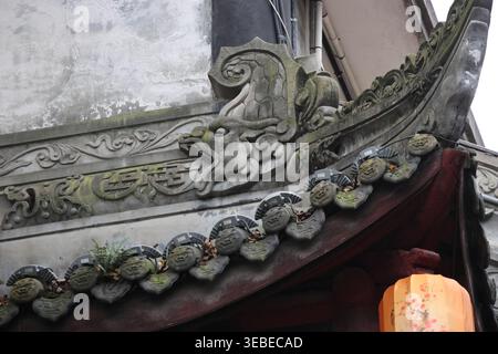 Chiwen (hornloser Drachenmund) ist ein Dachschmuck auf dem traditionellen, alten chinesischen Dach in der Jinli Ancient Street, Chengdu, Sichuan, China Stockfoto