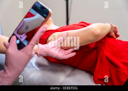 Dermatologe zur Vorbereitung der Tätowierungsentfernung Stockfoto