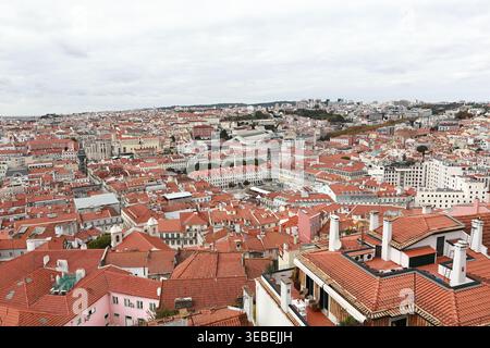 Der Blick vom Schloss Sao Jorge über die Skyline von Lissabon. Der Figueira-Platz ist im Herzen des Bildes zu sehen. Stockfoto