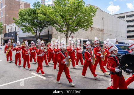 Norfolk Virginia - 18. April 2026: A Marching Band in Bright Red bei der Parade of Nations in Downtown Norfolk Virginia Stockfoto