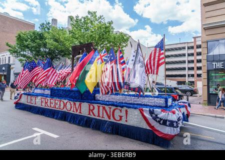 Norfolk Virginia - 18. April 2026: Parade Float That Says Let Freedom Ring beim Parade of Nations Tattoo Festival in Norfolk Virginia Stockfoto