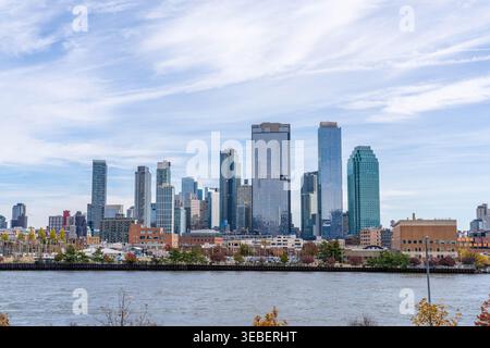 New York City New York – 7. November 2025: Wolkenkratzer in Long Island City von Roosevelt Island aus gesehen Stockfoto