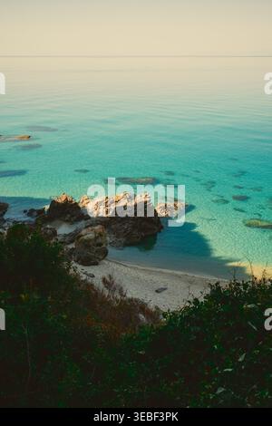 Sonnendurchflutete Bucht Mit Ruhigem Blauem Meer Stockfoto