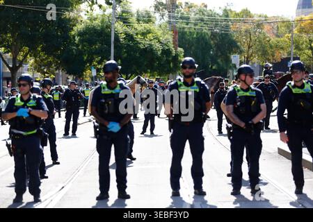 Die Polizei bildet eine Linie, die die Straße während der Gegendemonstration blockiert, um die Protestbewegung zu kontrollieren. Unterstützer marschierten in Melbourne zur Unterstützung von Ben Roberts-Smith, forderten, die Anklage gegen ihn fallen zu lassen und drückten ihre Solidarität mit aktuellen und ehemaligen Mitgliedern des Special Air Service Regiments aus. In der Nähe fand ein separater Anti-Ben Roberts-Smith-Protest statt. Roberts-Smith steht derzeit fünf Mordanklagen wegen angeblicher Morde an unbewaffneten afghanischen Zivilisten während der Einsätze in Afghanistan gegenüber und bleibt auf Kaution, während der Fall vor Gericht läuft. (Foto: YE Myo Khant/SOPA Image Stockfoto