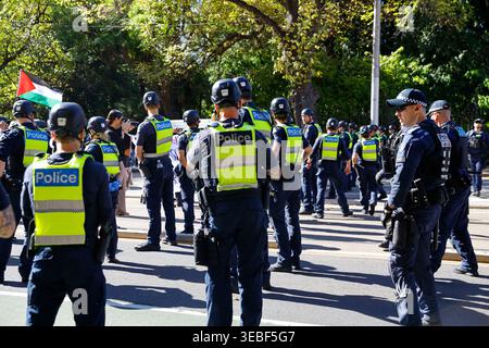 Melbourne, Australien. April 2026. Die Polizei bildet eine Linie, die die Straße während der Gegendemonstration blockiert, um die Protestbewegung zu kontrollieren. Unterstützer marschierten in Melbourne zur Unterstützung von Ben Roberts-Smith, forderten, die Anklage gegen ihn fallen zu lassen und drückten ihre Solidarität mit aktuellen und ehemaligen Mitgliedern des Special Air Service Regiments aus. In der Nähe fand ein separater Anti-Ben Roberts-Smith-Protest statt. Quelle: SOPA Images Limited/Alamy Live News Stockfoto