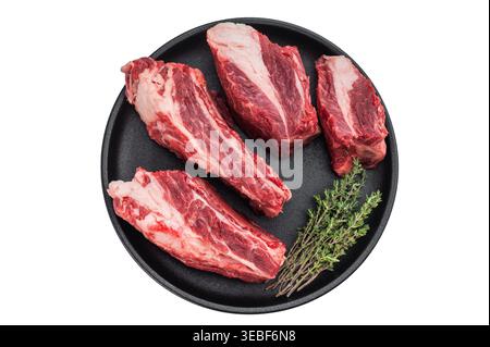 Ungekochte Rippenstücke mit reichhaltiger Fleischstruktur und Gewürzen. Isolierter Hintergrund für Kochzubereitung und kulinarische Ideen Stockfoto
