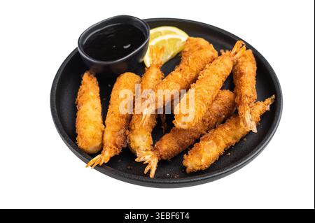 Panko gebratene Garnelen oder ebi-Fritten auf Teller mit Sauce Schüssel und Zitruskeile, knuspriger, frittierter Snack mit Meeresfrüchten von oben mit Kopierraum Stockfoto