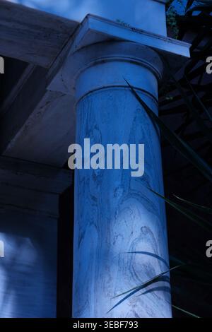 Nahaufnahme einer klassischen Marmorsäule mit komplizierten Adern unter blauem Licht Stockfoto