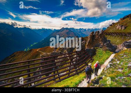 Altes Ehepaar Wandern auf Wanderwegen der Stubaier Alpen in Österreich Stockfoto