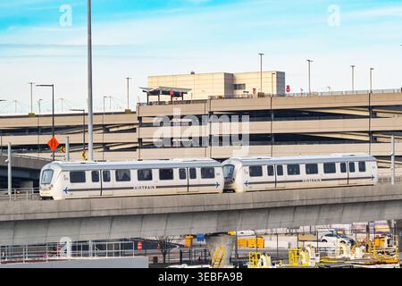 New York City, New York, USA - 24. Januar 2026: Airtrain am Flughafen JFK New York zwischen Terminalgebäuden Stockfoto