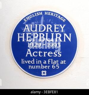 Blue Plaque Reminder Audrey Hepburn lebte in einer Wohnung in der 65 South Audley Street in Mayfair. Anerkennung: Alamy Stockfoto