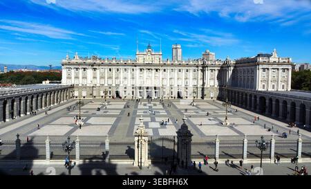 Madrid, Spanien, 30-10-2017 Beschreibung: Hochwinkelblick auf den Königspalast von der Almudena Kathedrale, Madrid. Stockfoto