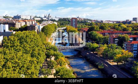 Madrid, Spanien, 30/10/2017 Beschreibung: Aus der Vogelperspektive auf die Skyline von Madrid und den Fluss Manzanares von der Seilbahn. Stockfoto