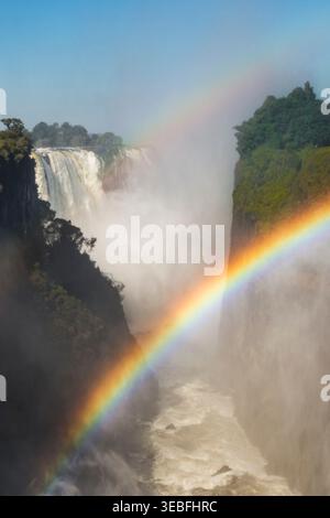 Simbabwe - Victoria Falls - Mosi-oa-Tunya - Eine Nahansicht der Rainbow Falls bei Victoria Falls zeigt, dass Wasser über die Basaltlippe mit einem lebhaften R Stockfoto