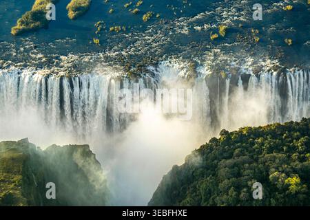 Simbabwe - Victoria Falls - Mosi-oa-Tunya - Ein atemberaubendes Luftpanorama fängt den gesamten Vorhang der Main Falls an den Victoria Falls mit unzähligen p Stockfoto