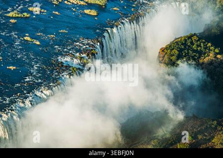 Simbabwe - Victoria Falls - Mosi-oa-Tunya - eine Nahaufnahme über der Lippe der Victoria Falls zeigt den Zambezi River, der vor der Kopplung an den Rand stürzt Stockfoto