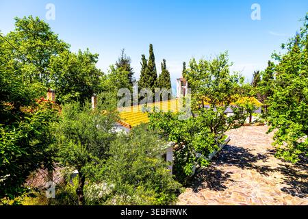 Kloster von Evaggelismos Mounde Gebäude auf der Insel Ikaria, Griechenland abgelegener Berg griechischer orthodoxer Kirchengarten Stockfoto