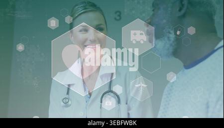 Lächelnde Ärztin spricht mit männlichem Patienten im Untersuchungsraum, Stethoskop, Laborkittel, Kleid, Hex UI Stockfoto