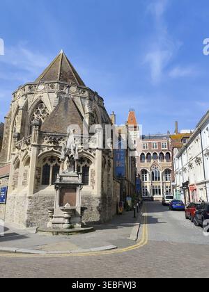 Die Heilige Dreifaltigkeitskirche im gotischen Revival-Stil, erbaut 1857 vom Architekten Samuel S. Teulon & the Drinking Fountain (1861), Hastings, Großbritannien Stockfoto