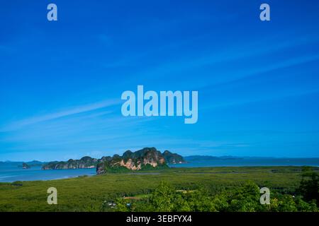 Landschaft Phang Nga Bucht Aussichtspunkt bei Samet Nang She in der Nähe von Phuket im Süden Thailands. Stockfoto