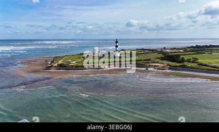 Standard'Luftaufnahme des Leuchtturms Chassiron und der Gärten, Oleron Island, Frankreich. Drohnenfotografie.“ Stockfoto