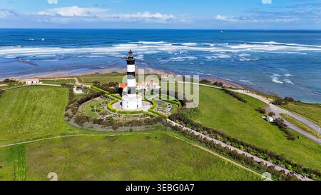 Aus der Vogelperspektive des Leuchtturms Chassiron und der Gärten, Oleron Island, Frankreich. Drohnenfotografie.“ Stockfoto