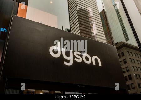 New York, USA - 5. April 2026: Die minimalistische schwarz-weiße Beschilderung des Dyson Demo Store auf der Fifth Avenue. Sir James Dyson ist bekanntermaßen gegangen Stockfoto