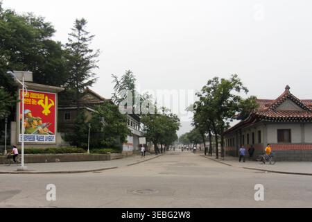 Kaesong, Nordkorea - 31. Juli 2015: Eine breite Straße in der historischen Stadt Kaesong. Kaesong ist eine der wenigen Städte Nordkoreas, die nicht komp Stockfoto
