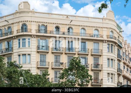 Klassische Wohnhausfassade Barcelona Mit Balkonen Und Fensterläden, Mediterraner Stil Stockfoto