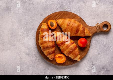 Französisches Croissant. Frisch gebackene Croissants auf dunklem Steinhintergrund. Stockfoto