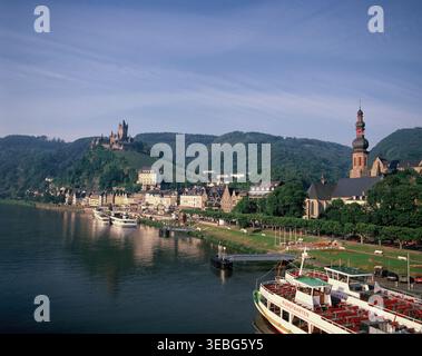 Deutschland. Rheinland. Blick auf Cochem & Mosel mit Booten. Stockfoto