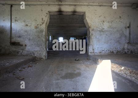 Leere Scheune in einem verlassenen Herrenhaus mit Sonnenstrahl in den Raum, auf dem italienischen Land Stockfoto