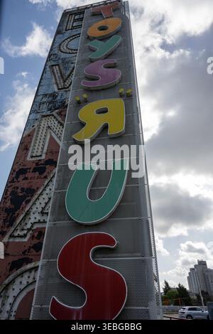 BowMac Toys R US unterzeichnen auf dem West Broadway in Vancouver, British Columbia, Kanada Stockfoto
