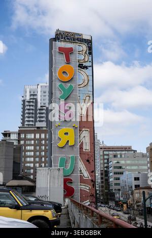 BowMac Toys R US unterzeichnen auf dem West Broadway in Vancouver, British Columbia, Kanada Stockfoto