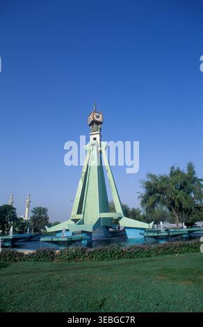 Das historische Deira Clocktower Monument und der Brunnen an einem großen Kreisverkehr in Deira, Dubai, Vereinigte Arabische Emirate. Stockfoto