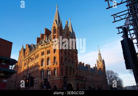 Westseite und Fassade des Bahnhofs St. Pancras bei Sonnenuntergang von der Südseite der Euston Road aus gesehen Stockfoto