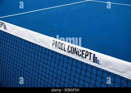 Professionelles blaues Padel Court Net mit Padel Concept Branding und weißen Linien Stockfoto