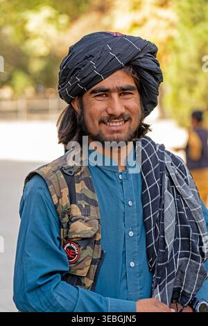Junger afghanischer Mann in Turban in der Nähe der Grünen Moschee von Balkh – traditionelles Porträt Stockfoto