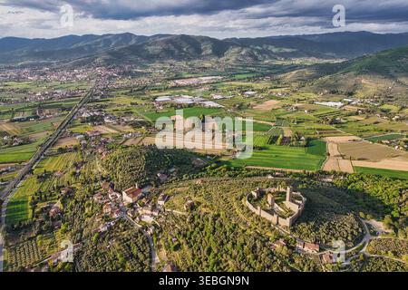 Aus der Vogelperspektive auf die mittelalterliche Burg Montecchio Vesponi in der Nähe von Castiglion Fiorentino, Val di Chiana, Toskana, Italien. Malerische Landschaft mit Olivenhainen. Stockfoto