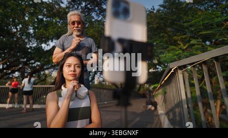 Asiatische Influencer erstellen Online-Inhalte für soziale Medien mit einem Smartphone und Gimbal Stockfoto