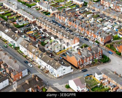 Panoramablick auf ein typisches Wohngebiet in Großbritannien mit Reihenhäusern und geparkten Autos vor Wohnhäusern. Eine eng gestrickte britische Community. Stockfoto