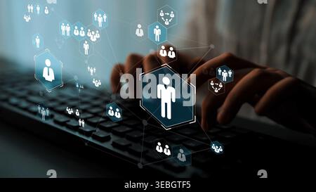 Menschliche Figuren und digitale Netzwerkverbindung in moderner Technologie, die Online-Kommunikation und soziale Netzwerke durch Tastatureingabe veranschaulichen Stockfoto