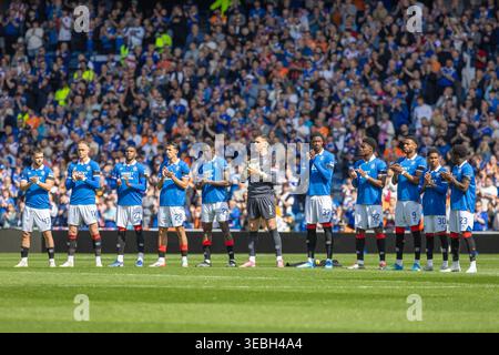 Glasgow, Schottland, Großbritannien. 26. April 2026. Glasgow, Großbritannien. Rangers FC spielte Motherwell FC im Ibrox Stadium in Glasgow, Schottland, Großbritannien in einem William Hill Scottish Premiership Football-Spiel. Das Finale war die Rangers 2:3 Motherwell. Die Spieler der Rangers stehen vor Beginn des Spiels für eine Minute Schweigen, als Zeichen des Respekts für Quinton Cutty Young, einen ehemaligen Rangers-Spieler, der in der vorangegangenen Woche gestorben ist. Quelle: Findlay/Alamy Live News Stockfoto