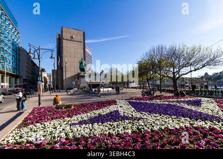 Hotel Intercontinental mit Statue von Jozsef Eotvos und blühenden Blumen vor dem Hotel, Budapest, Ungarn Stockfoto
