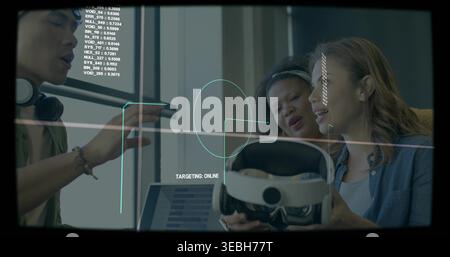 Testen des VR-Headsets, Team im Labor lehnen, Mann-Gesten mit Kopfhörern HUD zeigen TARGETING ONLINE Stockfoto